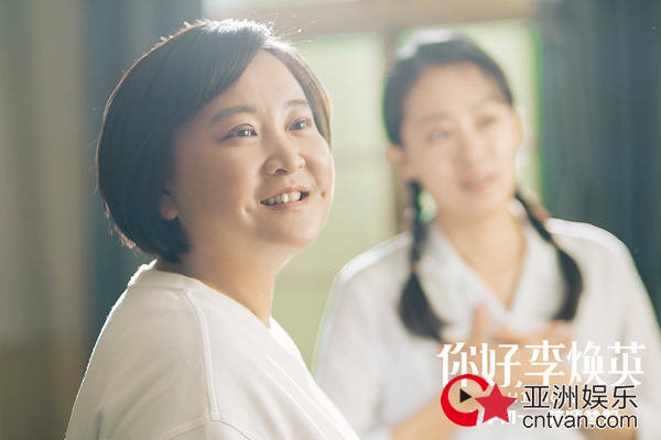 《你好,李焕英》“1981留念”版海报曝光 贾玲张小斐100分灿烂笑容笑过2021