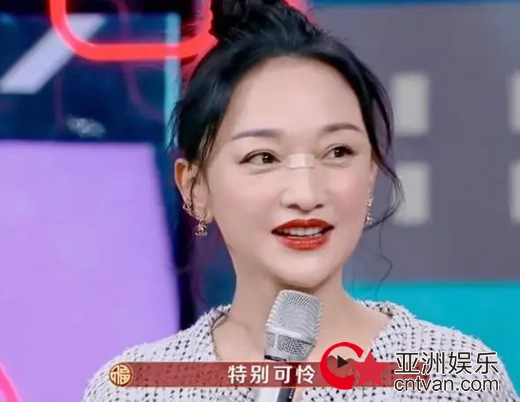 周迅玩手机砸伤鼻梁 网友:简直就是我本人!