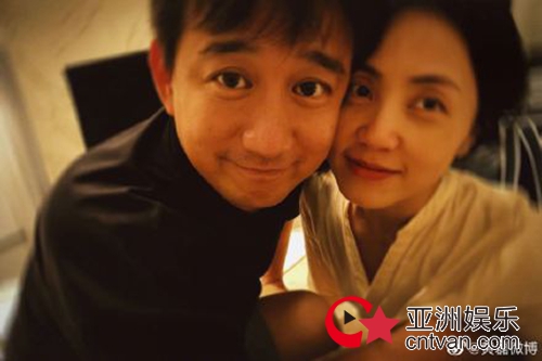 黄磊晒与多妈合照 庆祝两人领证17周年
