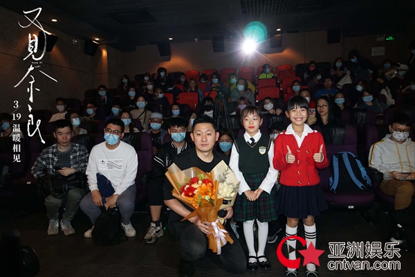 与白发母亲牵手同看《又见奈良》 倾情拥抱泪洒广州路演现场