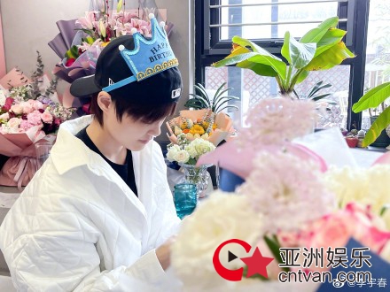 李宇春过生日喝醪糟 不胜酒力改喝醪糟