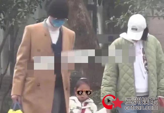 周一围朱丹接女儿放学 一家三口牵手超温馨