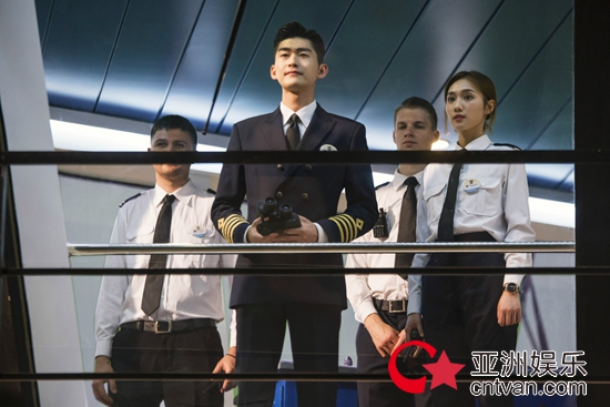 张翰《海洋之城》开播 转型邮轮大副演技获认可