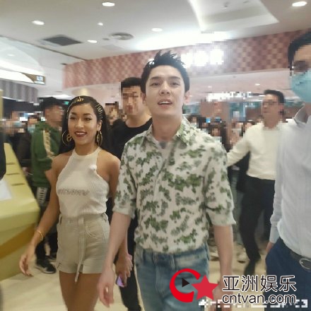 吉克隽逸我怎么那么好看啊 路人晒生图打扮清凉