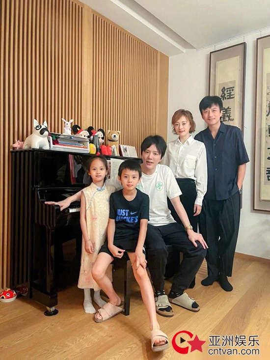 李云迪分享与邓超一家四口合影 等等小花正脸曝光完美继承父母优点