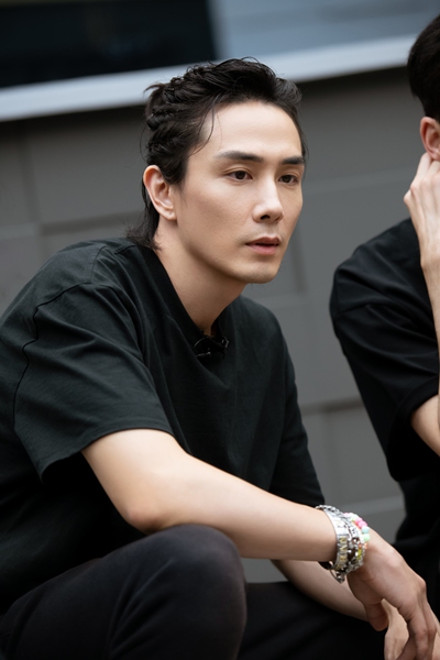 《披荆斩棘的哥哥》李承铉挑战吉他弹唱 携张淇李铢衔玩乐队引期待