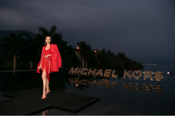 舒淇亮相MICHAEL KORS JetSet穿行视界品牌活动 摇曳生姿松弛明媚