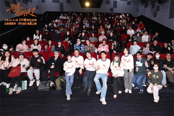 �ָ������ױ���Ƭ����������ߡ���ӳ�� Ц����ɻ�ȫ��ι�������